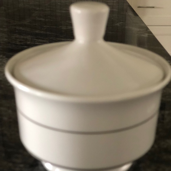 Sugar bowl and lid - Picture 2 of 3